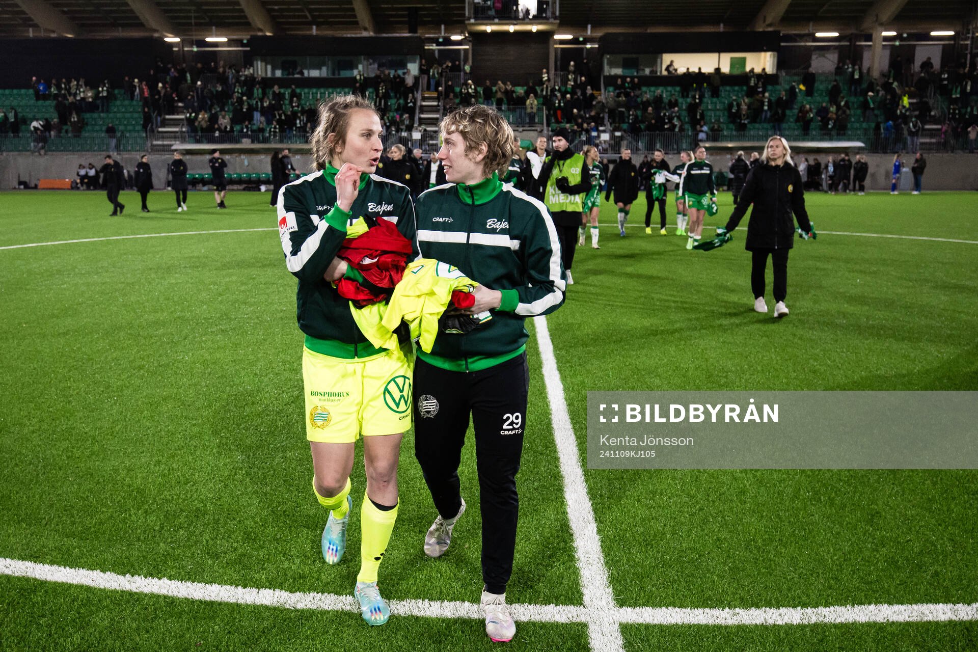Hammarbys målvakt Anna Tamminen och målvakt Moa Edrud