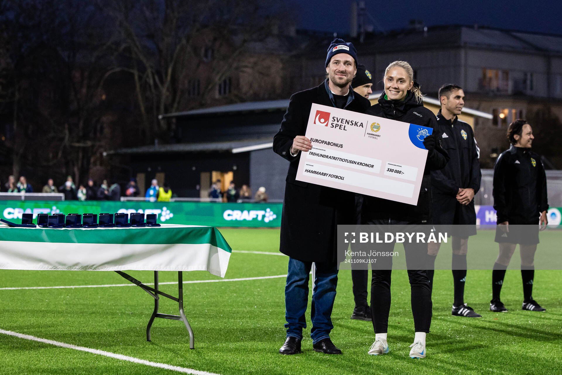 Hammarbys Alice Carlsson tar emot en check