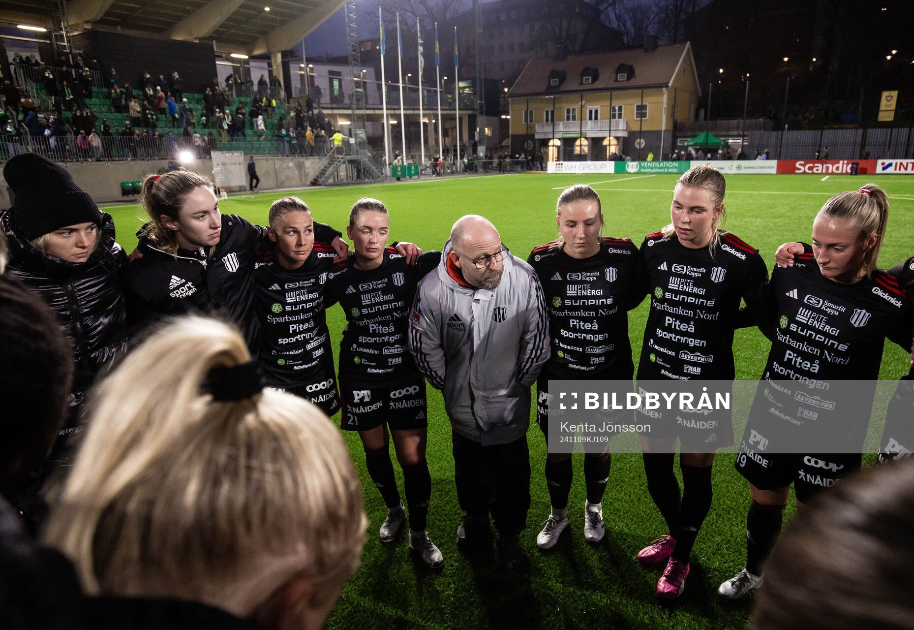 Piteås tränare Stellan Carlsson och spelare deppar