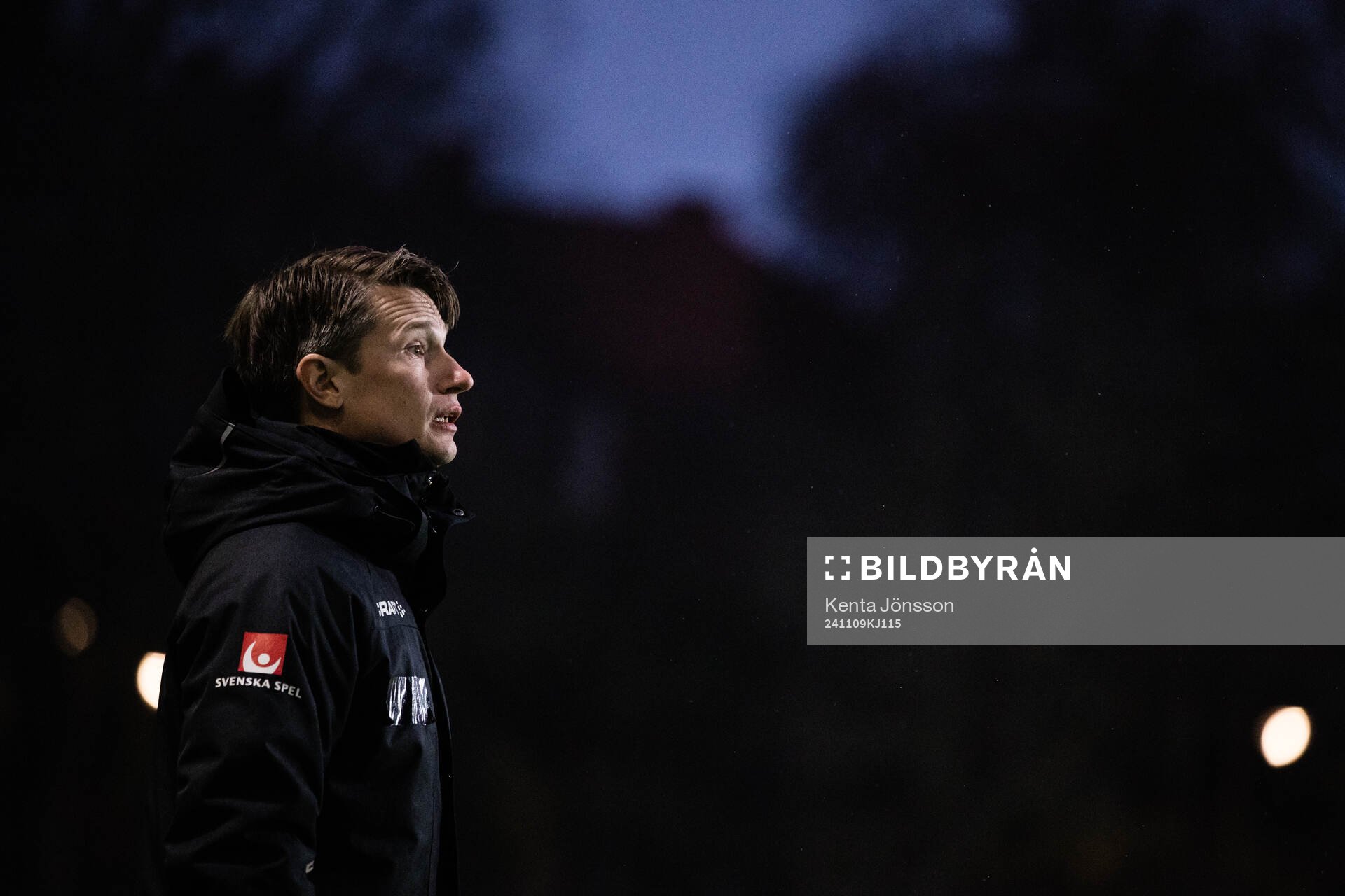 Hammarbys assisterande tränare Viktor Blom under fotbollsmatchen i Damallsvenskan mellan Hammarby och Piteå den 9 november 2024 i Stockholm.