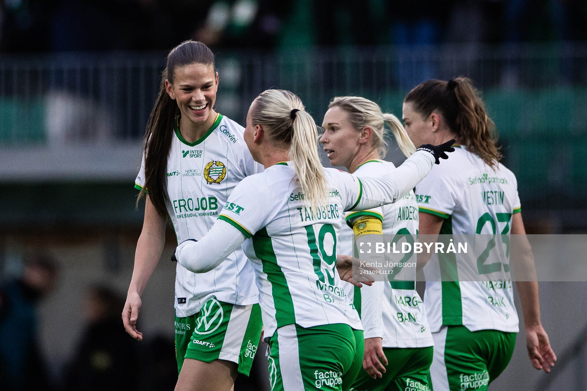 Hammarbys Bella Andersson jublar med Cathinka Tandberg,