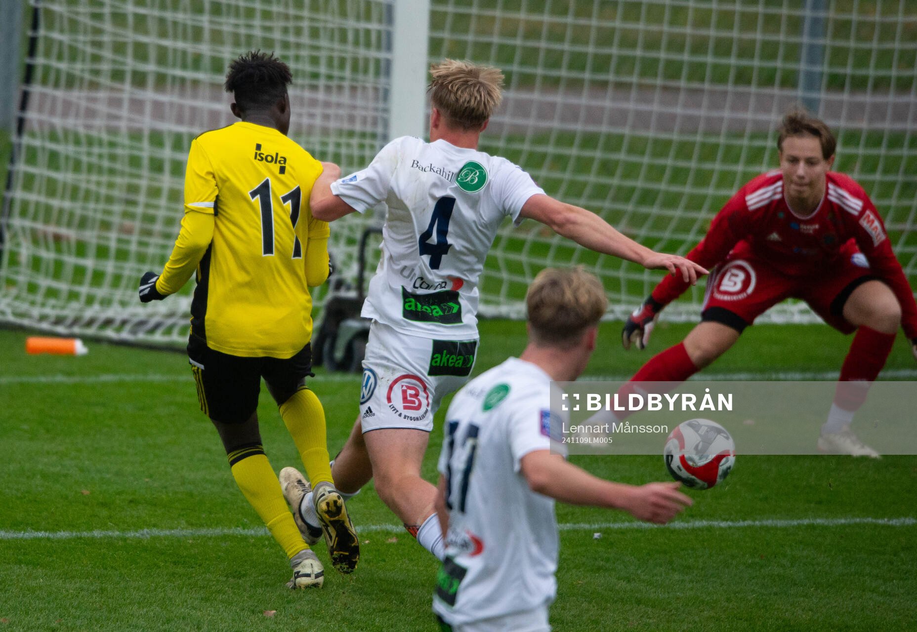 IFK Hässleholms Wisdom Anaedo spelar fram till 1-0 i
