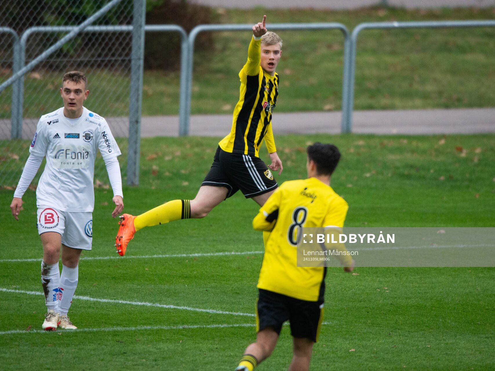 IFK Hässleholms Linus Roslund har gjort 1-0 och jublar i kvalmatchen till div. 1 juniorer, U19, mellan IFK Hässleholm och Ängelholms FF i Hässleholm 9 november 2024.