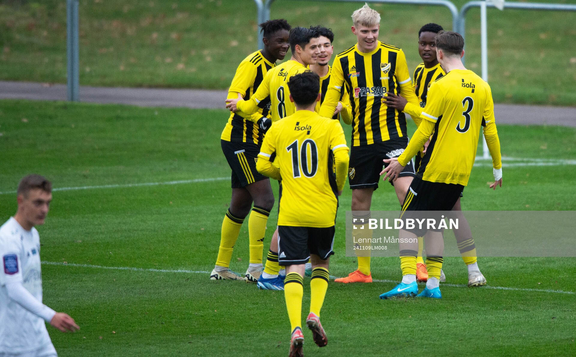 IFK Hässleholms Linus Roslund har gjort 1-0 och jublar i