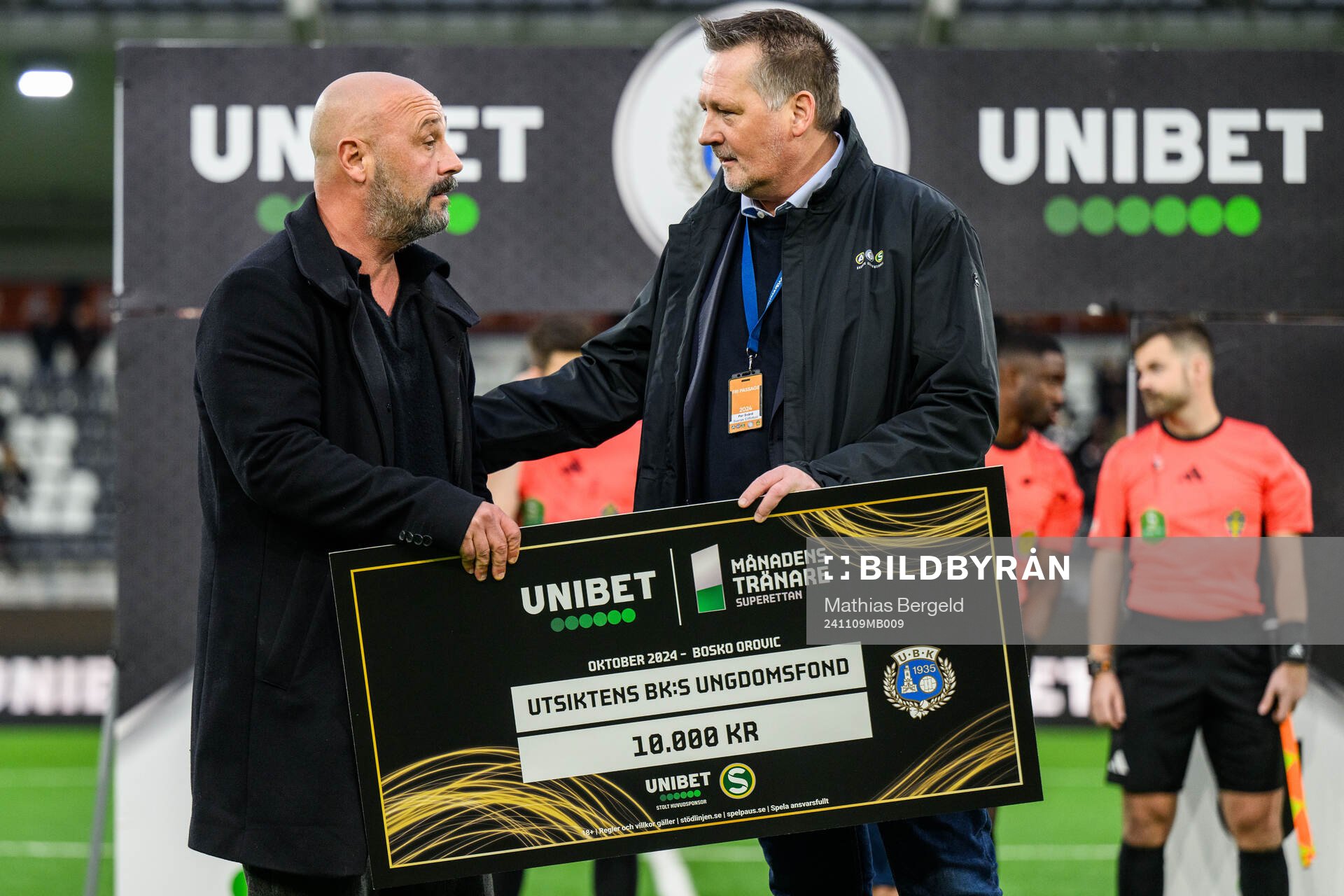 Utsiktens manager Bosko Orovic tar emot pris som månadens