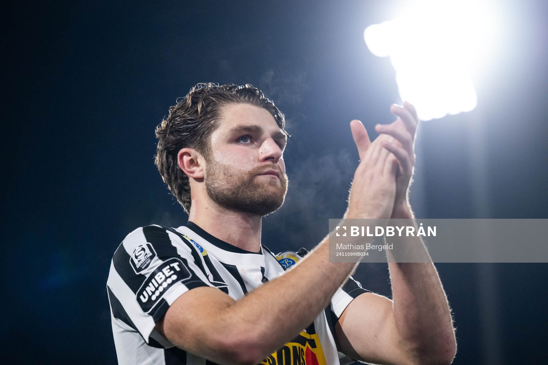 Landskronas Erik Hedenquist tackar supportrarna efter fotbollsmatchen i Superettan mellan Utsikten och Landskrona den 9 november 2024 i Göteborg.
