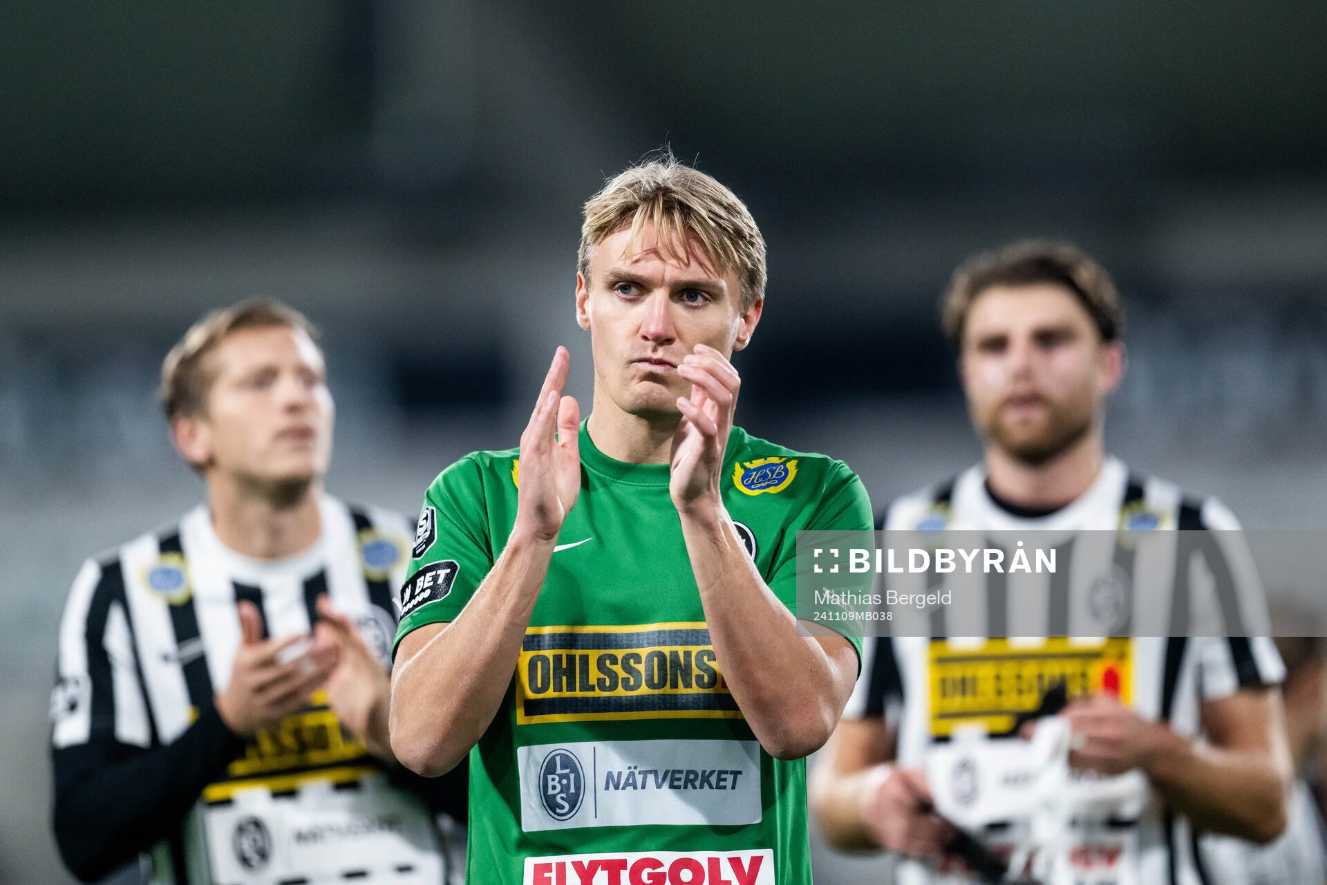 Landskronas målvakt Svante Hildeman tackar supportrarna