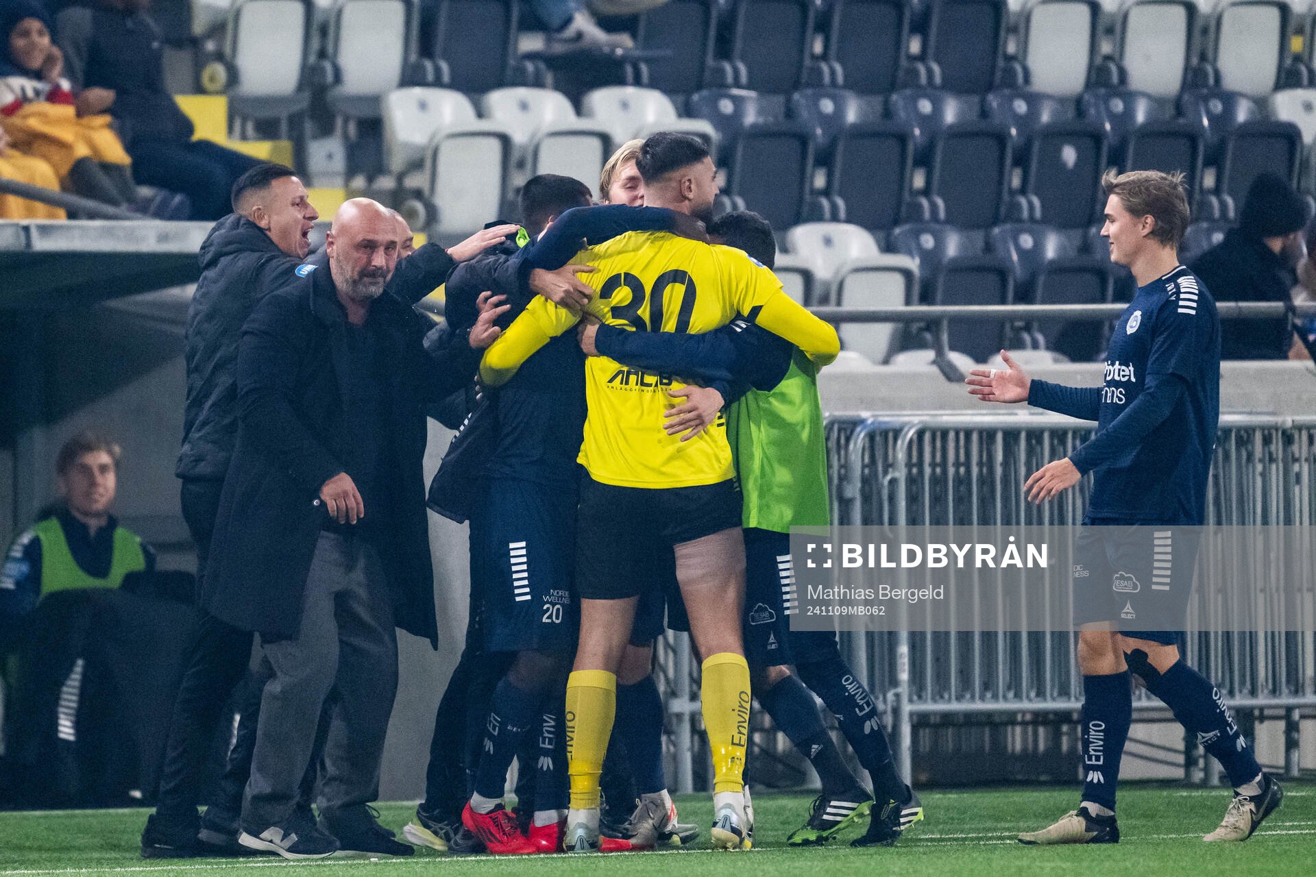 Utsiktens manager Bosko Orovic och målvakt Elias Hadaya jublar med Kalipha Jawla efter att han gjort 3-0 under fotbollsmatchen i Superettan mellan Utsikten och Landskrona den 9 november 2024 i Göteborg.