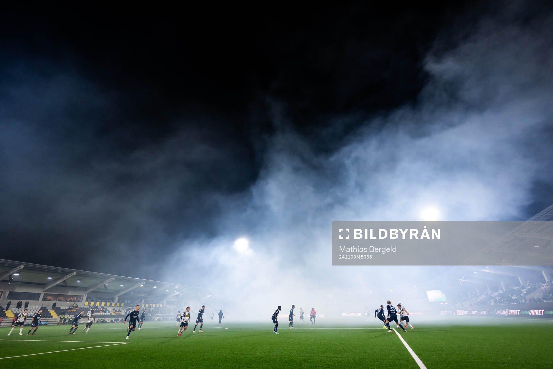 Rök från bengaler på Bravida Arena