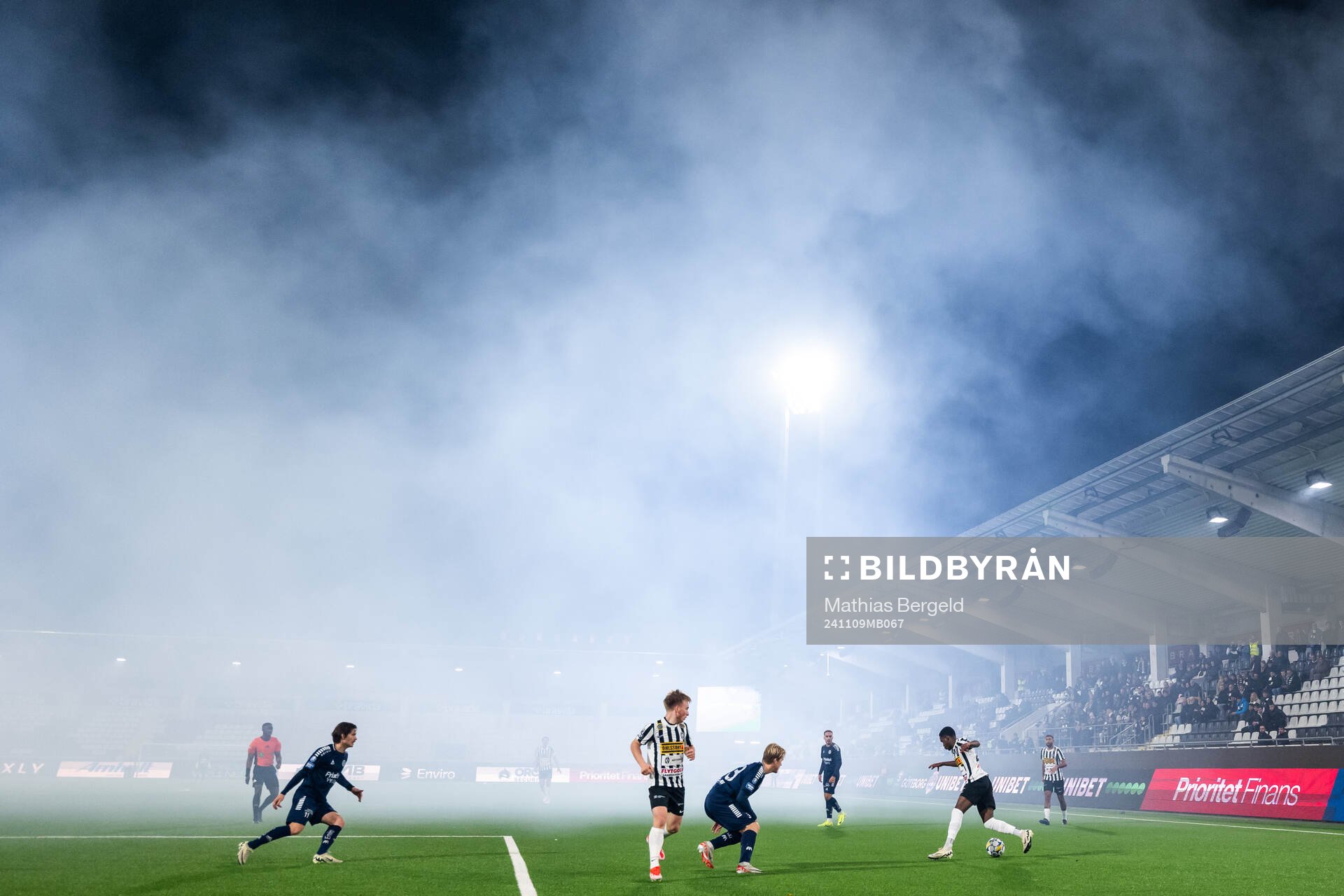 Rök från bengaler på Bravida Arena