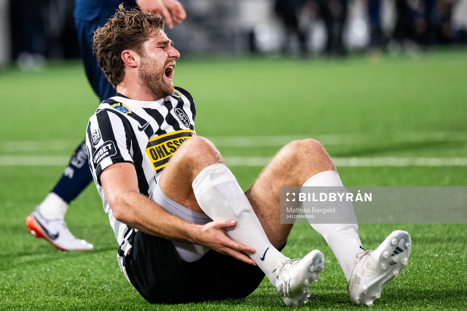 Landskronas Erik Hedenquist har ont under fotbollsmatchen i Superettan mellan Utsikten och Landskrona den 9 november 2024 i Göteborg. 