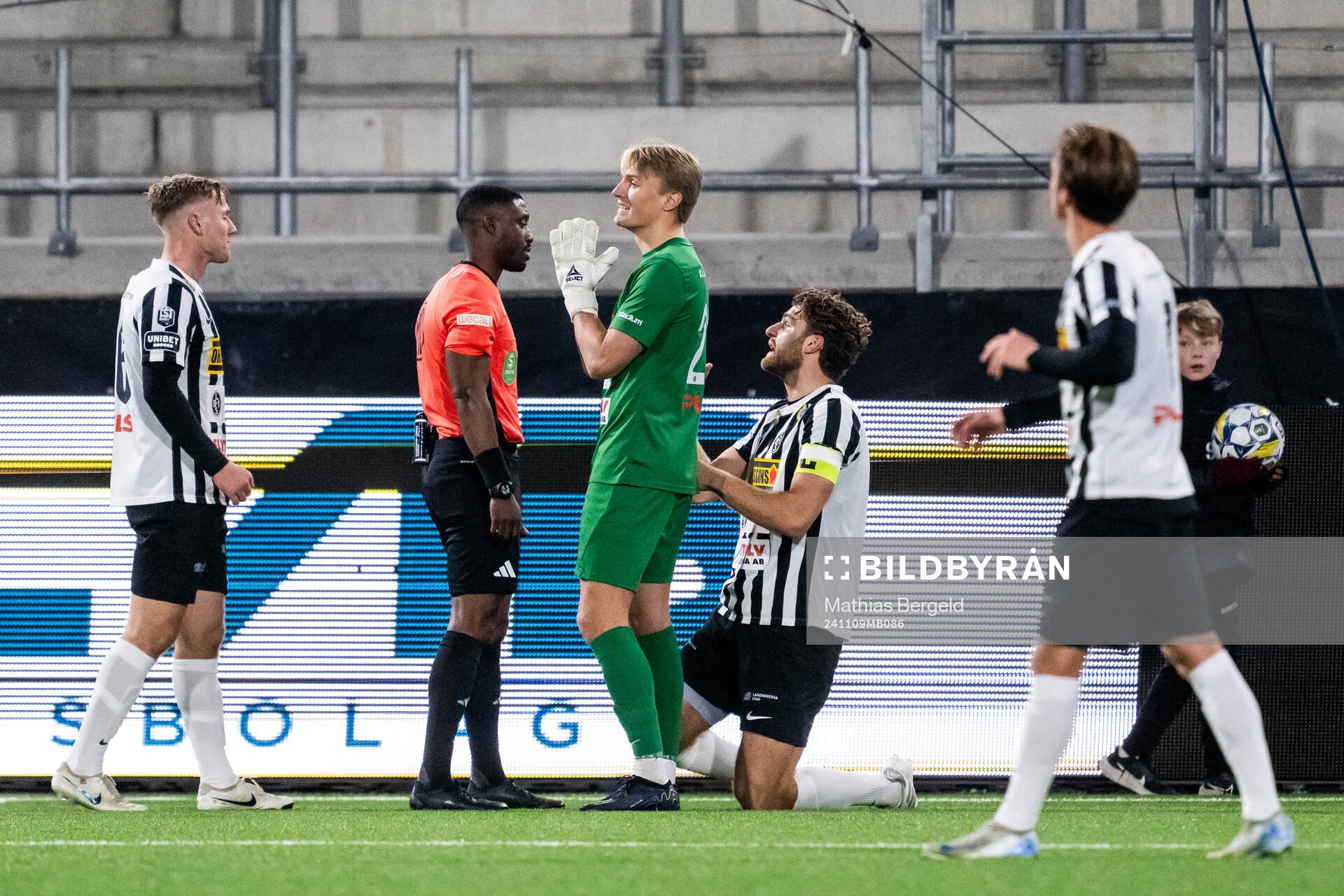 Domare Fredrik Oppong dömer straff och Landskronas