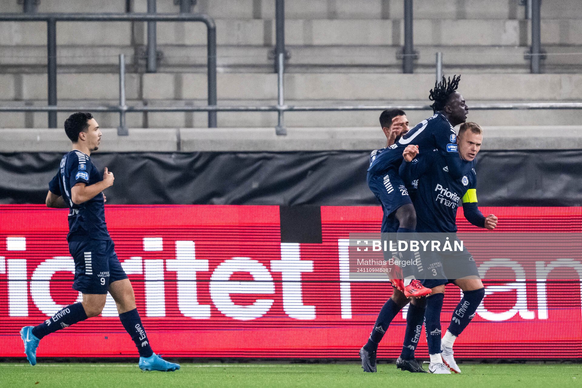Utsiktens Kalipha Jawla jublar med målskytten till 1-0 Jesper Brandt under fotbollsmatchen i Superettan mellan Utsikten och Landskrona den 9 november 2024 i Göteborg.
