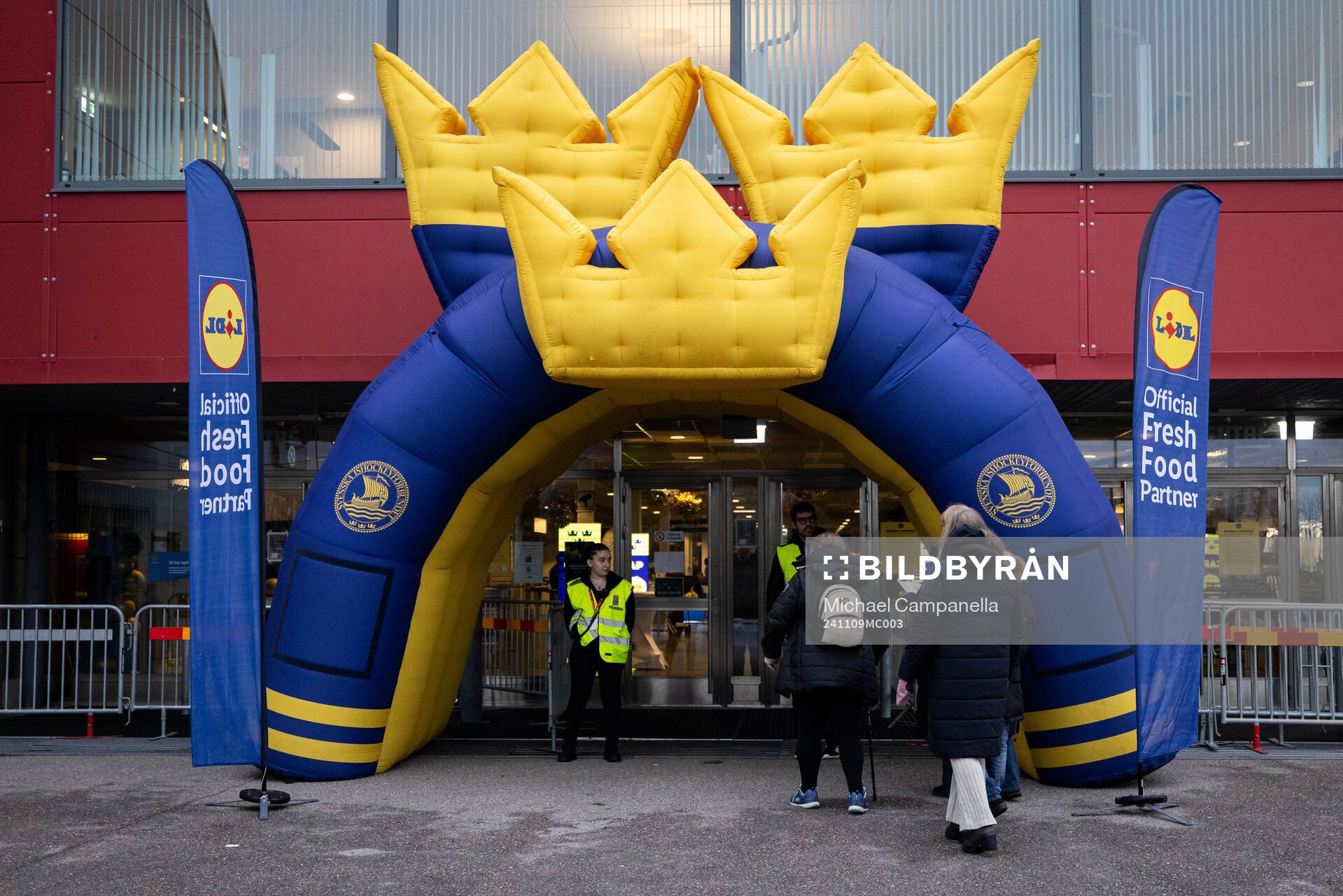 Spectators arrive at Scaniarinken
