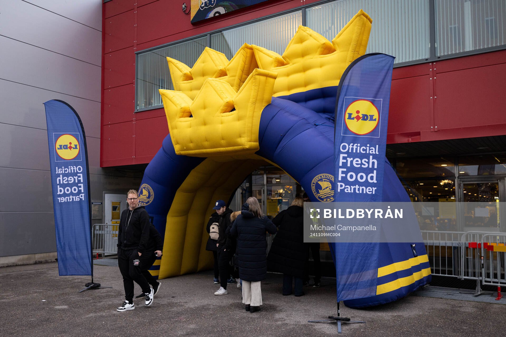 Spectators arrive at Scaniarinken
