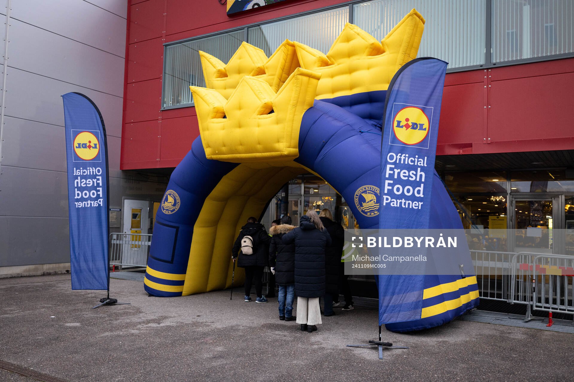 Spectators arrive at Scaniarinken