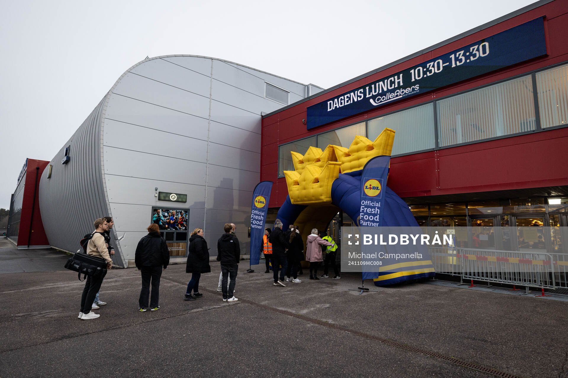 Spectators arrive at Scaniarinken