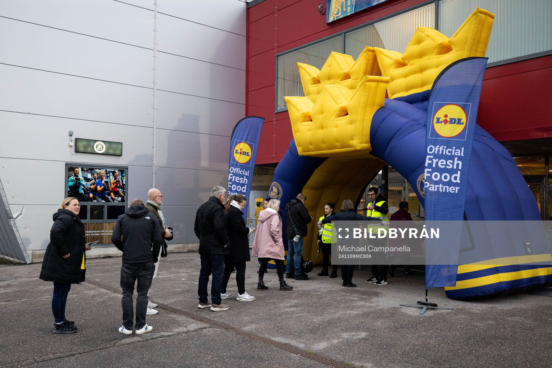 Spectators arrive at Scaniarinken