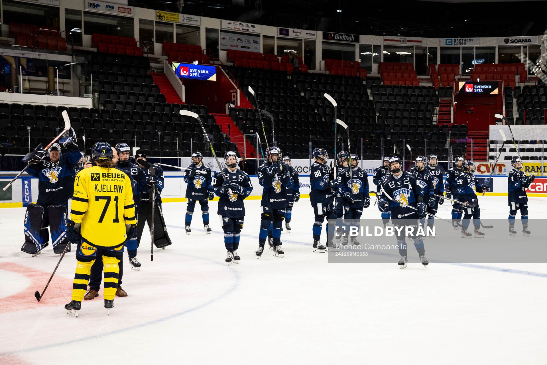 Players from of Finland thank the supporters