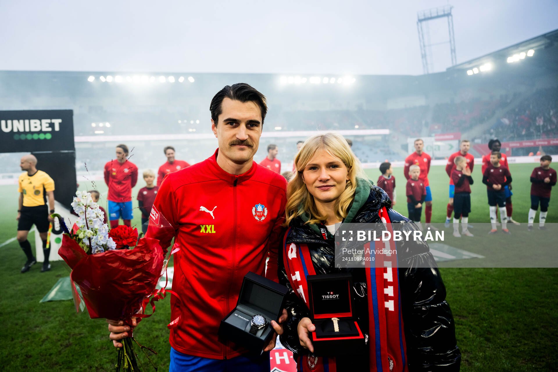 Helsingborgs Jon Birkfeldt och Alma Larsson inför fotbollsmatchen i Superettan mellan Helsingborg och Örgryte den 9 november 2024 i Helsingborg.