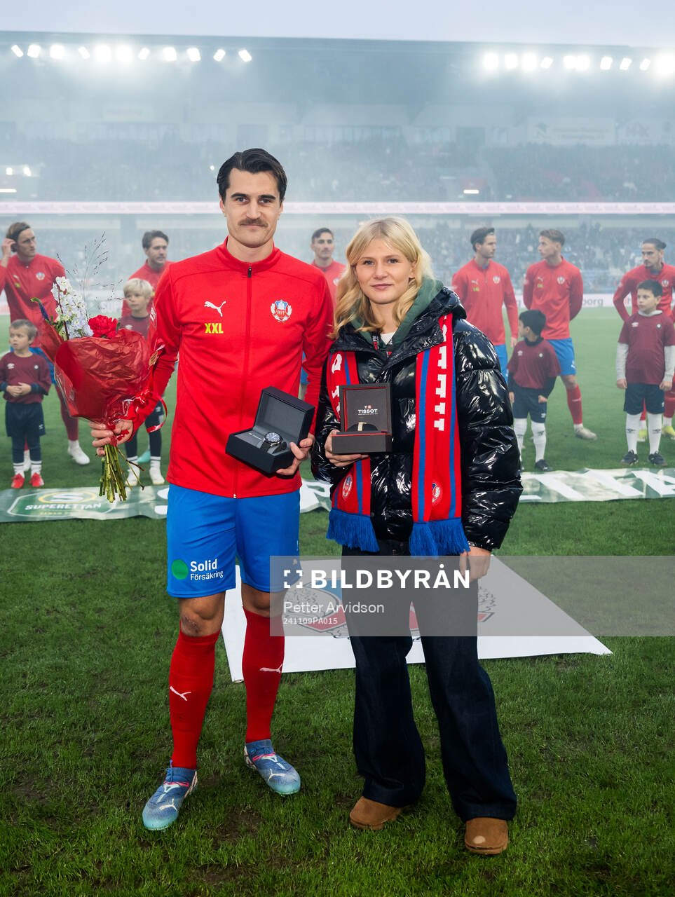 Helsingborgs Jon Birkfeldt och Alma Larsson inför fotbollsmatchen i Superettan mellan Helsingborg och Örgryte den 9 november 2024 i Helsingborg.