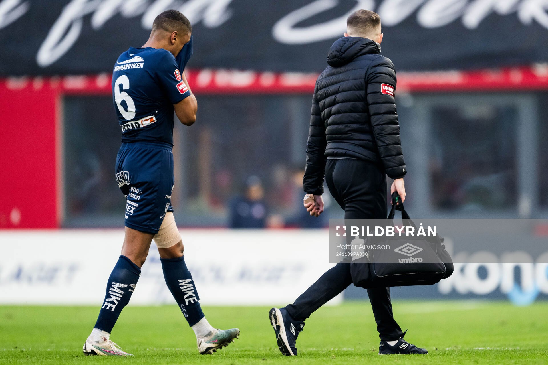 Örgrytes Mikael Dyrestam lämnar planen efter att ha skadat sig under fotbollsmatchen i Superettan mellan Helsingborg och Örgryte den 9 november 2024 i Helsingborg.