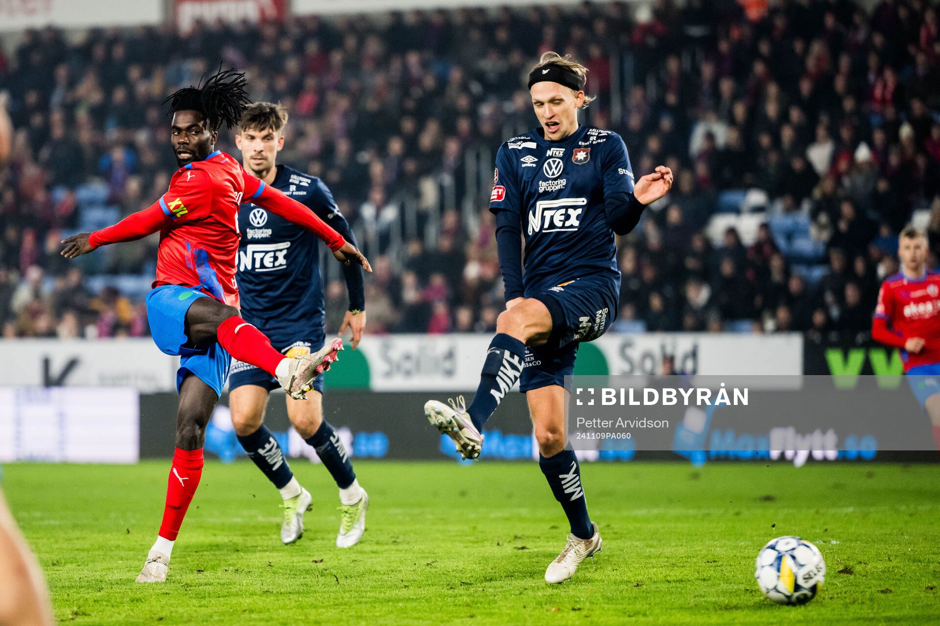 Helsingborgs Benjamin Acquah och Örgrytes Charlie Vindehall