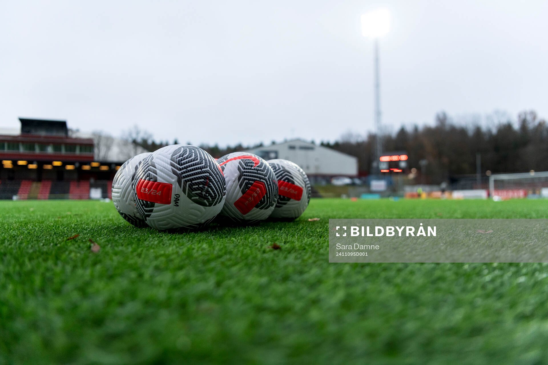 Fotbollar på fotbollsplanen Grimsta IP