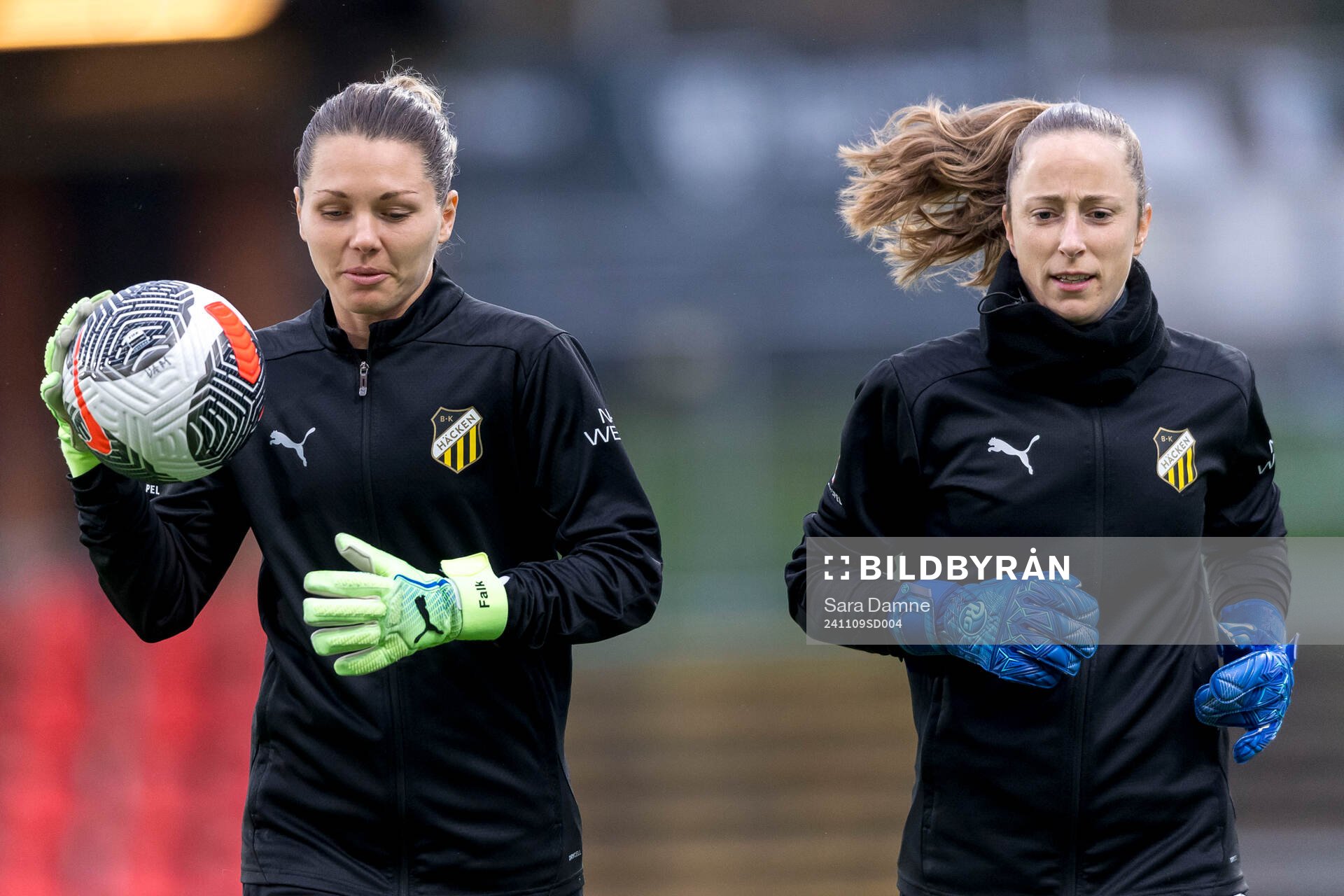 Häckens målvakt Jennifer Falk och målvakt Loes Geurts