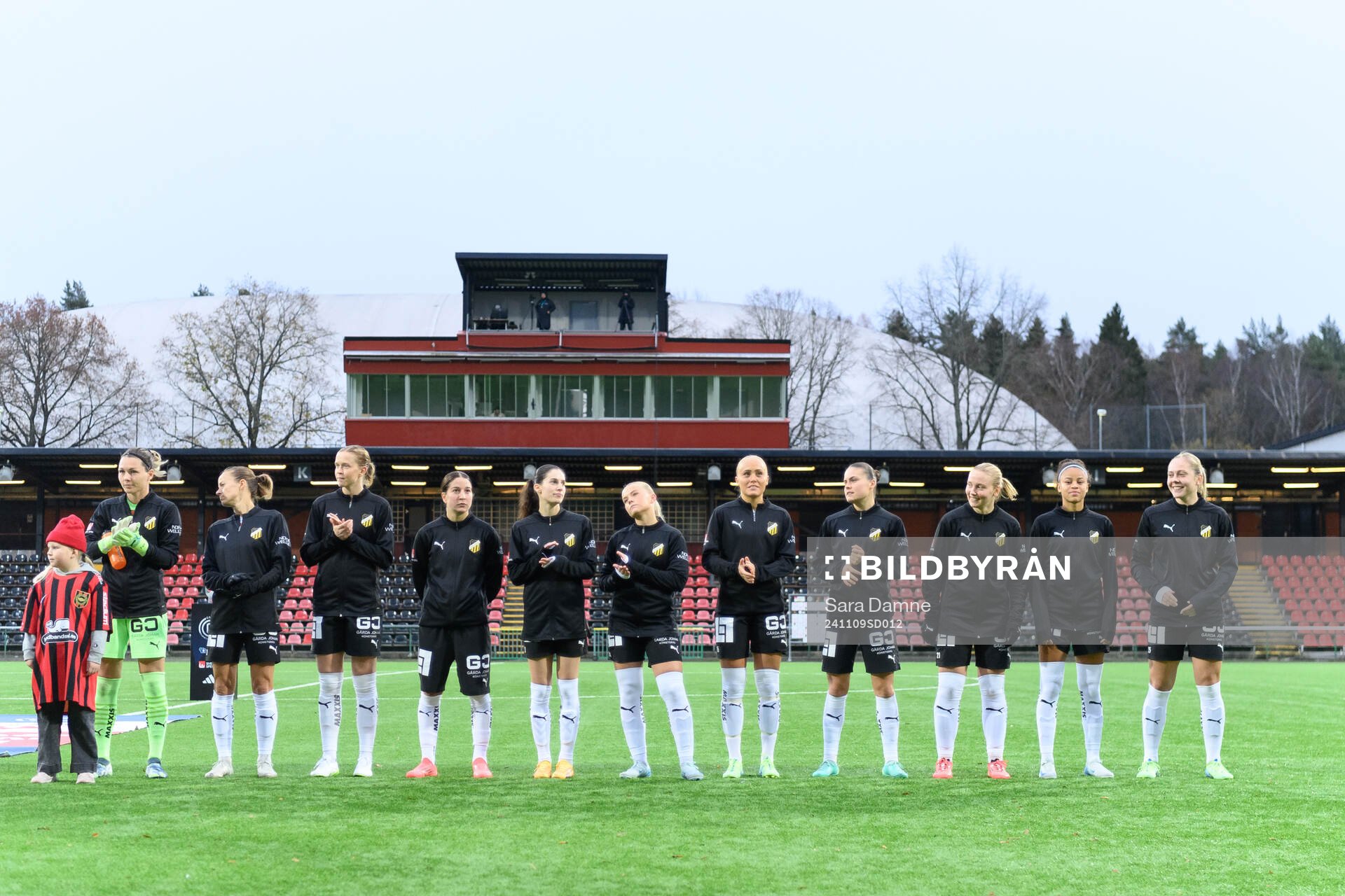 Häckens spelare vid lineup inför fotbollsmatchen i Damallsvenskan mellan Brommapojkarna och Häcken den 9 november 2024 i Stockholm. 