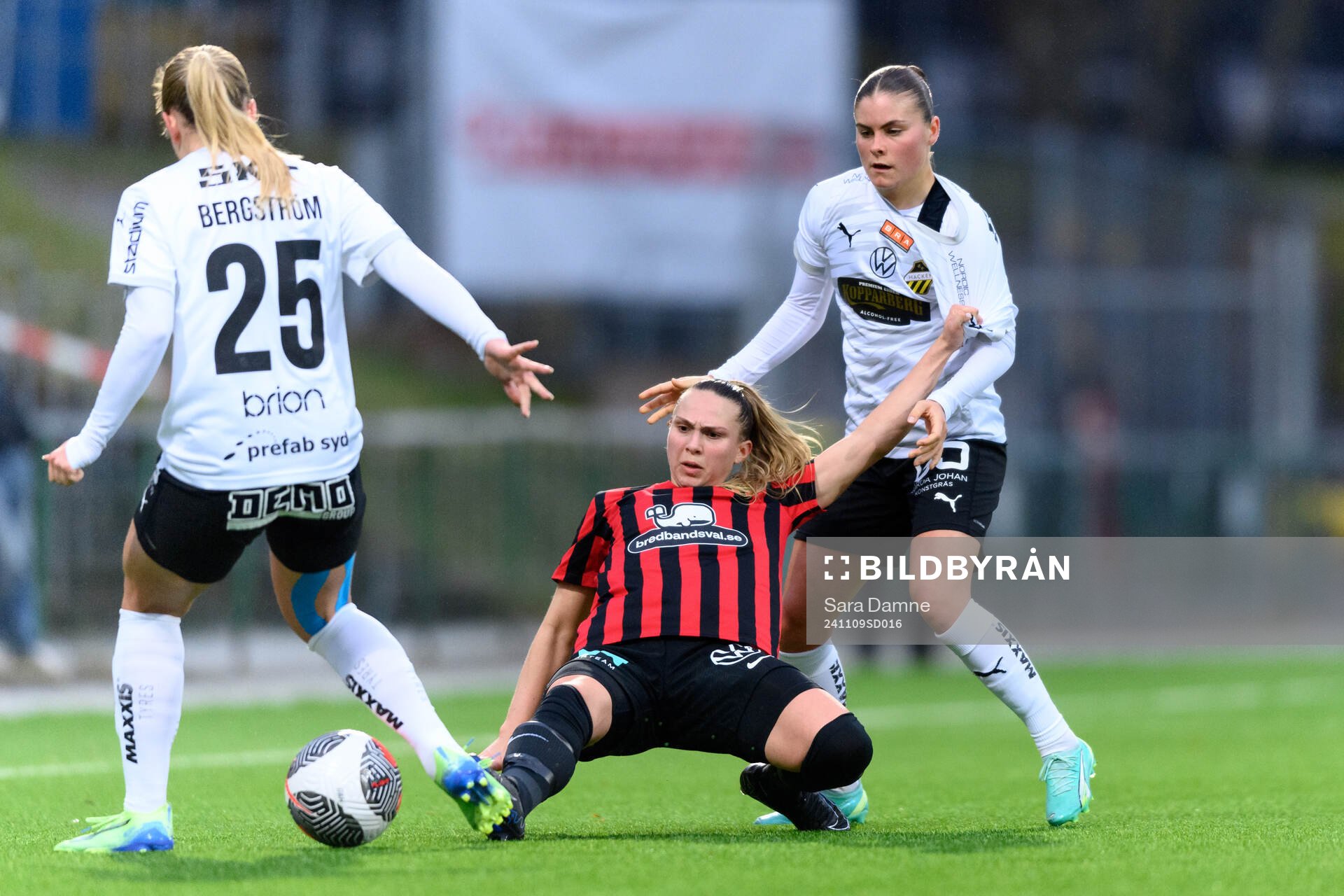 Brommapojkarnas Elsa Karlsson och Häckens Hanna Wijk