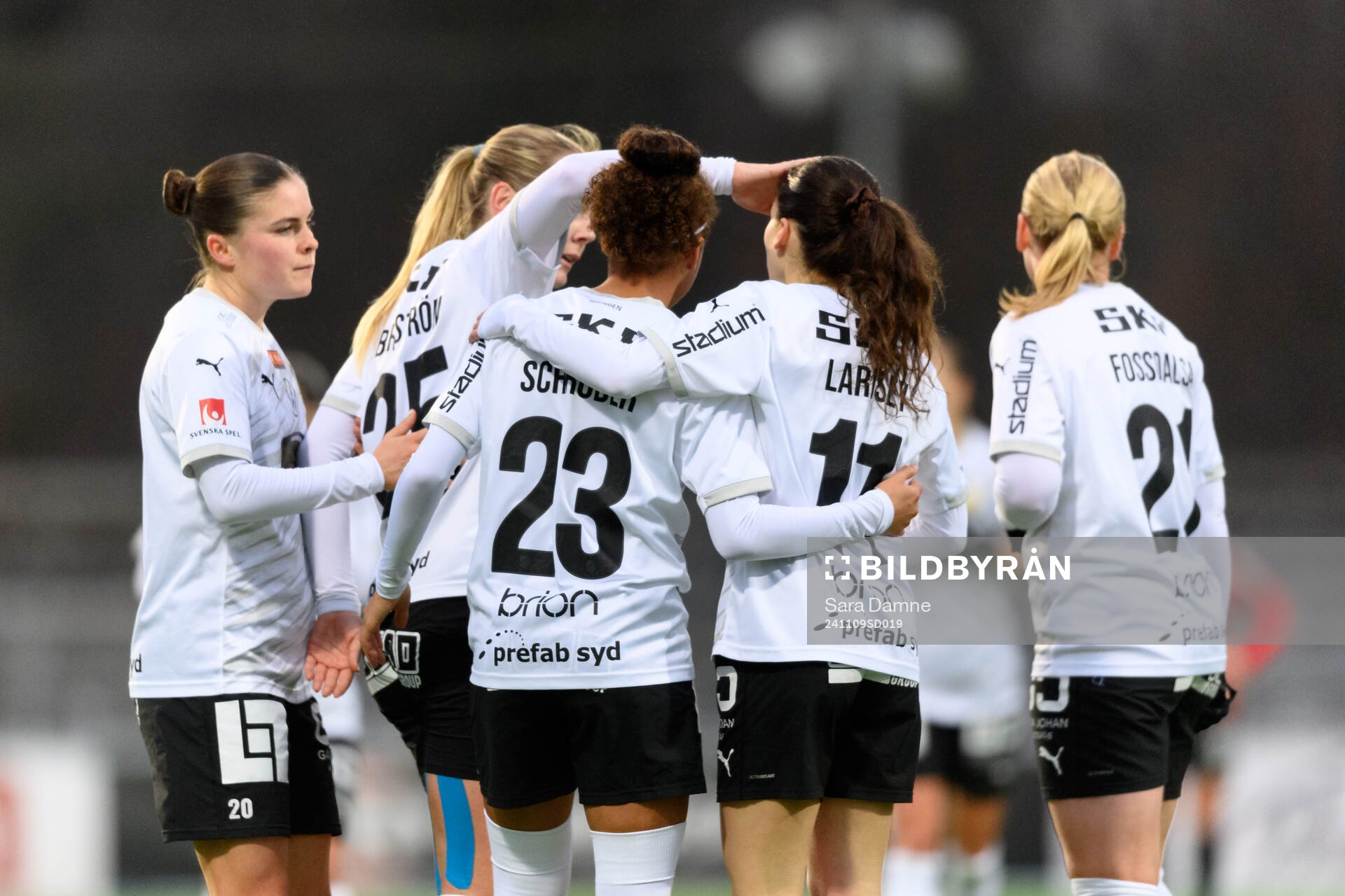 Häckens Felicia Schröder och Clarissa Larisey jublar