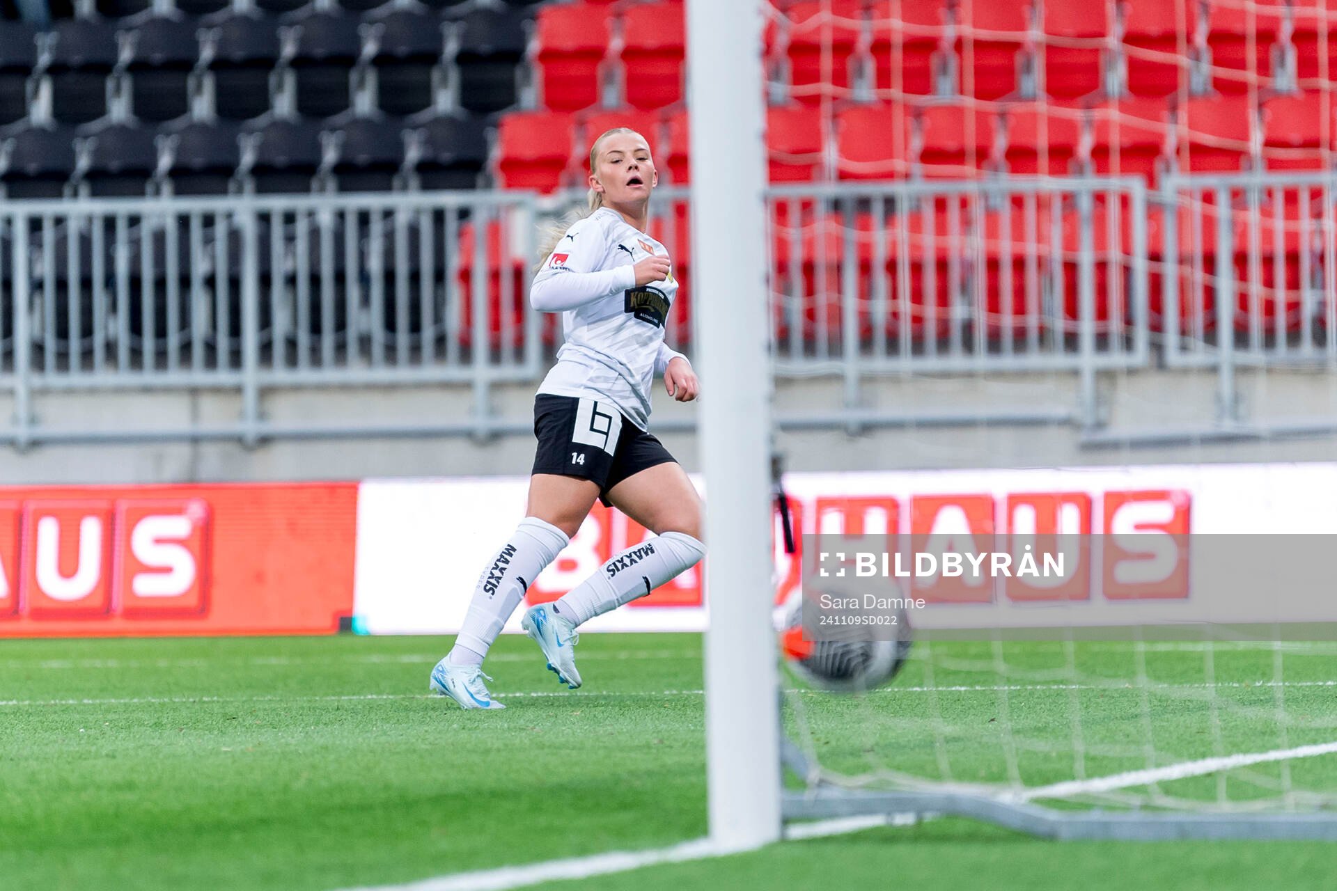 Häckens Matilda Nildén gör 0-2 under fotbollsmatchen i Damallsvenskan mellan Brommapojkarna och Häcken den 9 november 2024 i Stockholm.