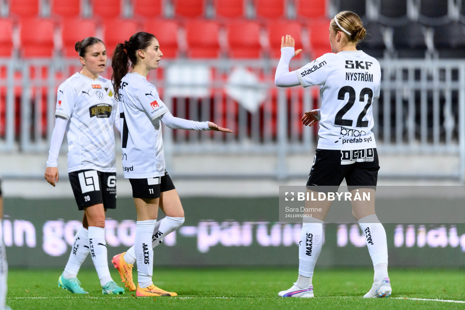Häckens Clarissa Larisey jublar efter 1-4 under fotbollsmatchen i Damallsvenskan mellan Brommapojkarna och Häcken den 9 november 2024 i Stockholm.