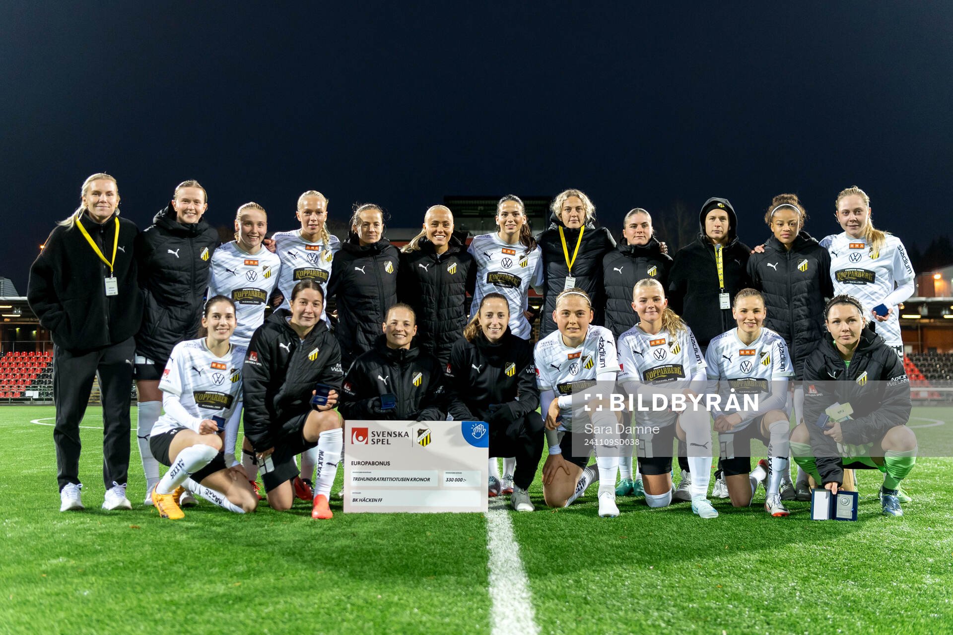 Häckens spelare tilldelas ”Europabonus” av Svenska Spel under fotbollsmatchen i Damallsvenskan mellan Brommapojkarna och Häcken den 9 november 2024 i Stockholm.