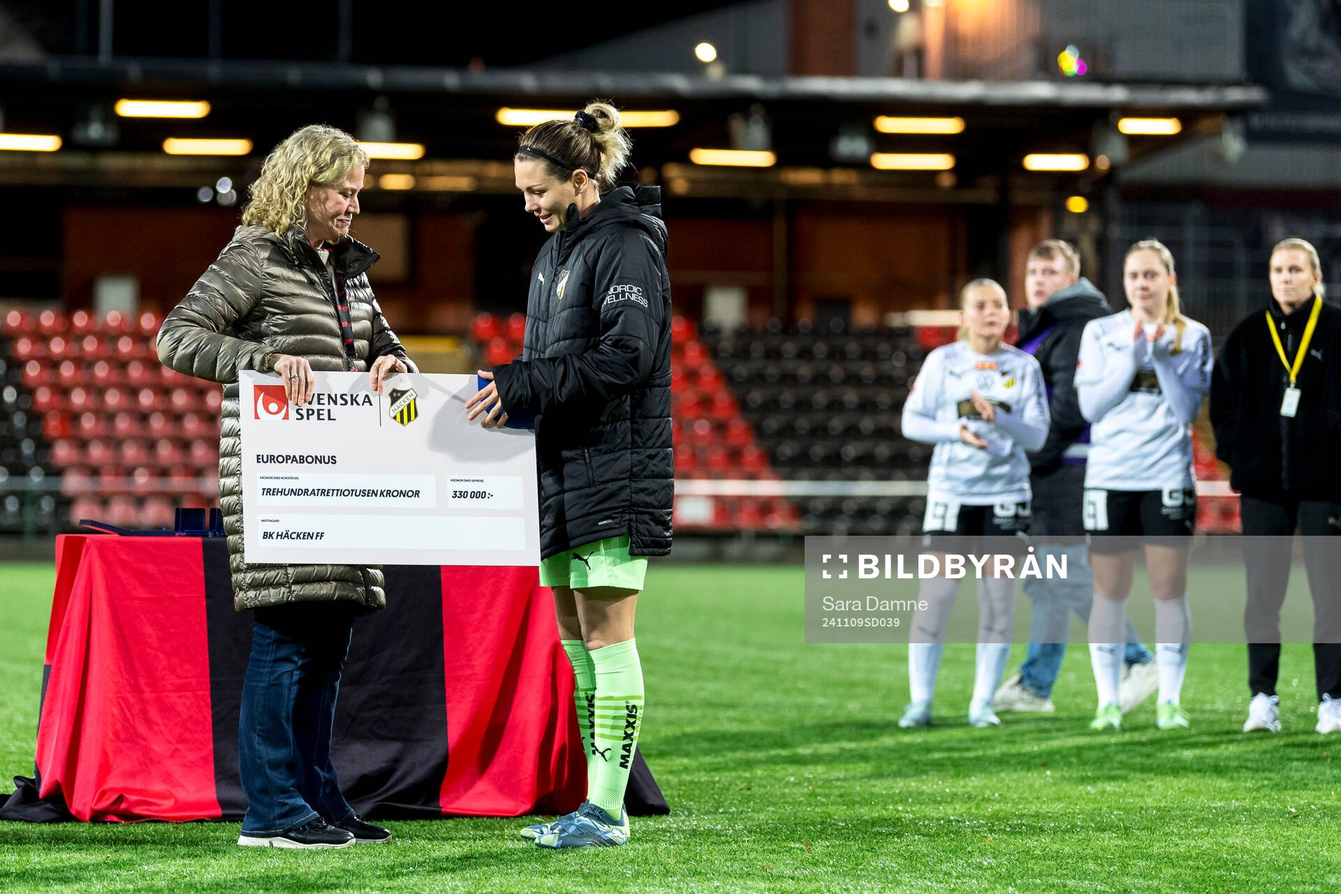 Häckens målvakt Jennifer Falk tar emot ”Europabonus”