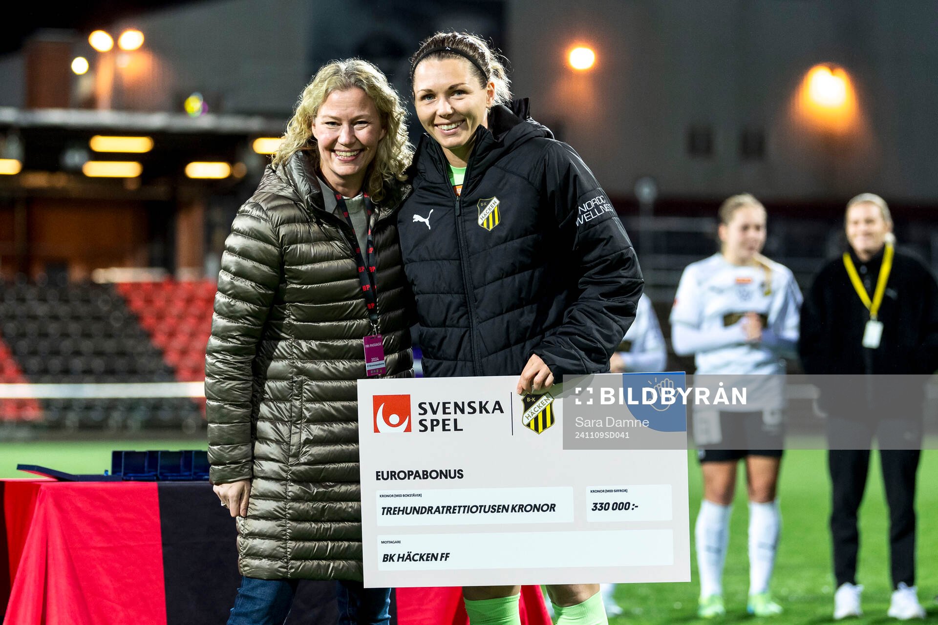 Häckens målvakt Jennifer Falk tar emot ”Europabonus”