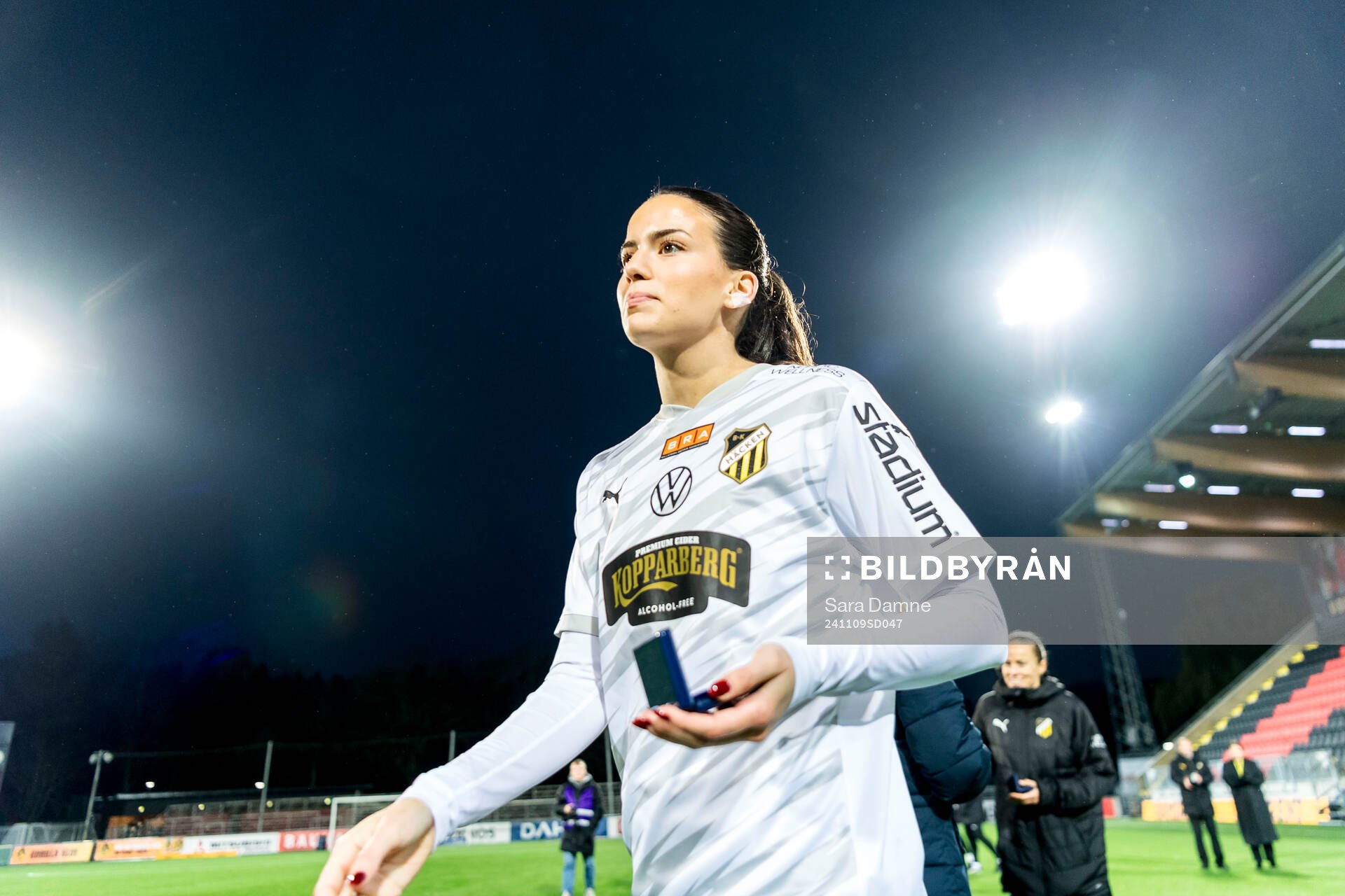 Häckens Andrea Simonovic tilldelas silvermedalj efter fotbollsmatchen i Damallsvenskan mellan Brommapojkarna och Häcken den 9 november 2024 i Stockholm.