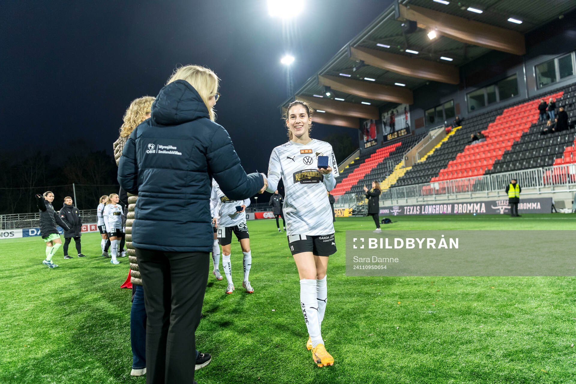 Häckens Clarissa Larisey tilldelas silvermedalj efter fotbollsmatchen i Damallsvenskan mellan Brommapojkarna och Häcken den 9 november 2024 i Stockholm.