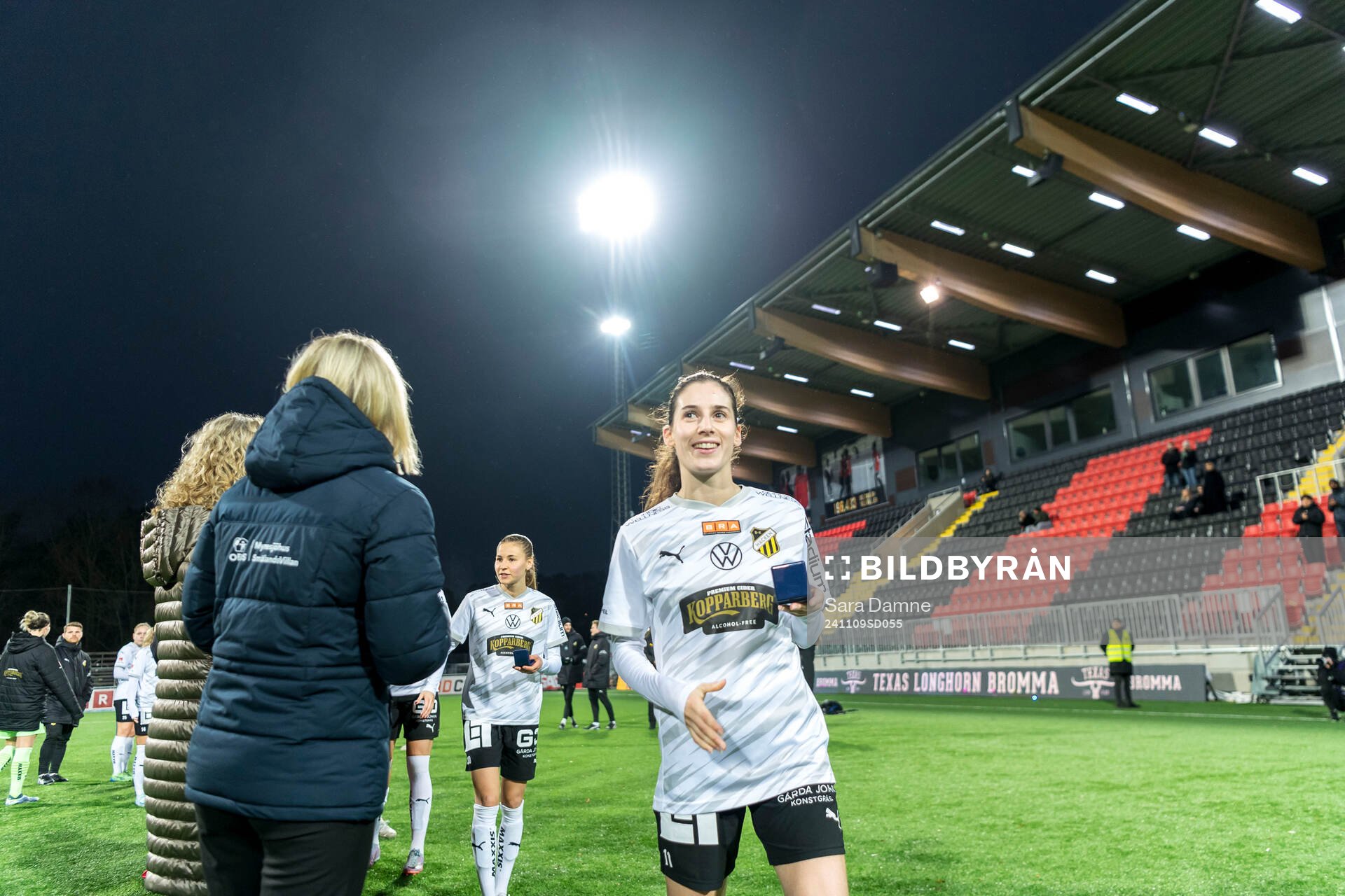 Häckens Clarissa Larisey tilldelas silvermedalj efter fotbollsmatchen i Damallsvenskan mellan Brommapojkarna och Häcken den 9 november 2024 i Stockholm.