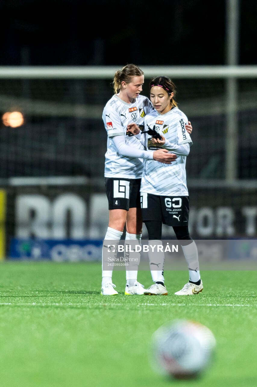 Häckens Emma Östlund och Hikaru Kitagawa jublar efter fotbollsmatchen i Damallsvenskan mellan Brommapojkarna och Häcken den 9 november 2024 i Stockholm.