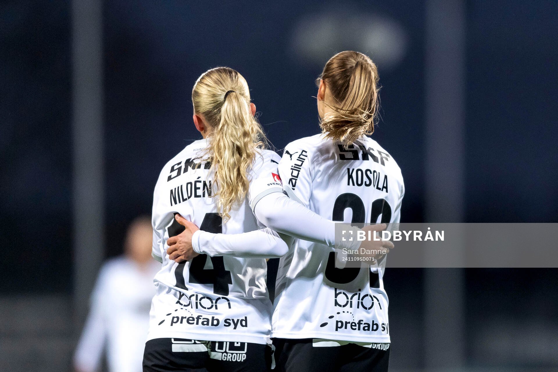 Häckens Matilda Nildén och Katariina Kosola jublar