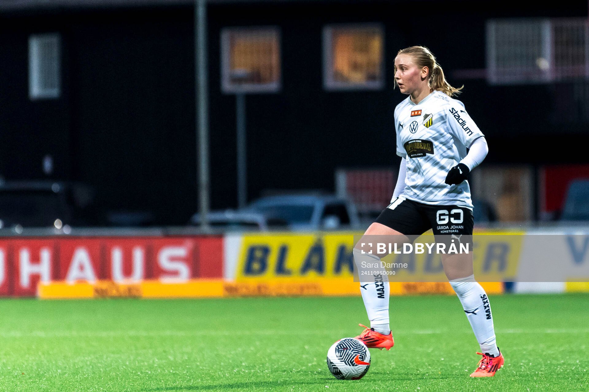 Häckens Johanna Fossdalsá Sørensen under fotbollsmatchen i Damallsvenskan mellan Brommapojkarna och Häcken den 9 november 2024 i Stockholm.