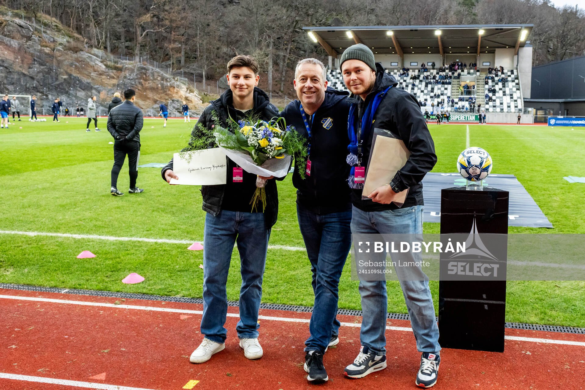 Prisutdelning innan match. Årets junior Gabriel Larsson