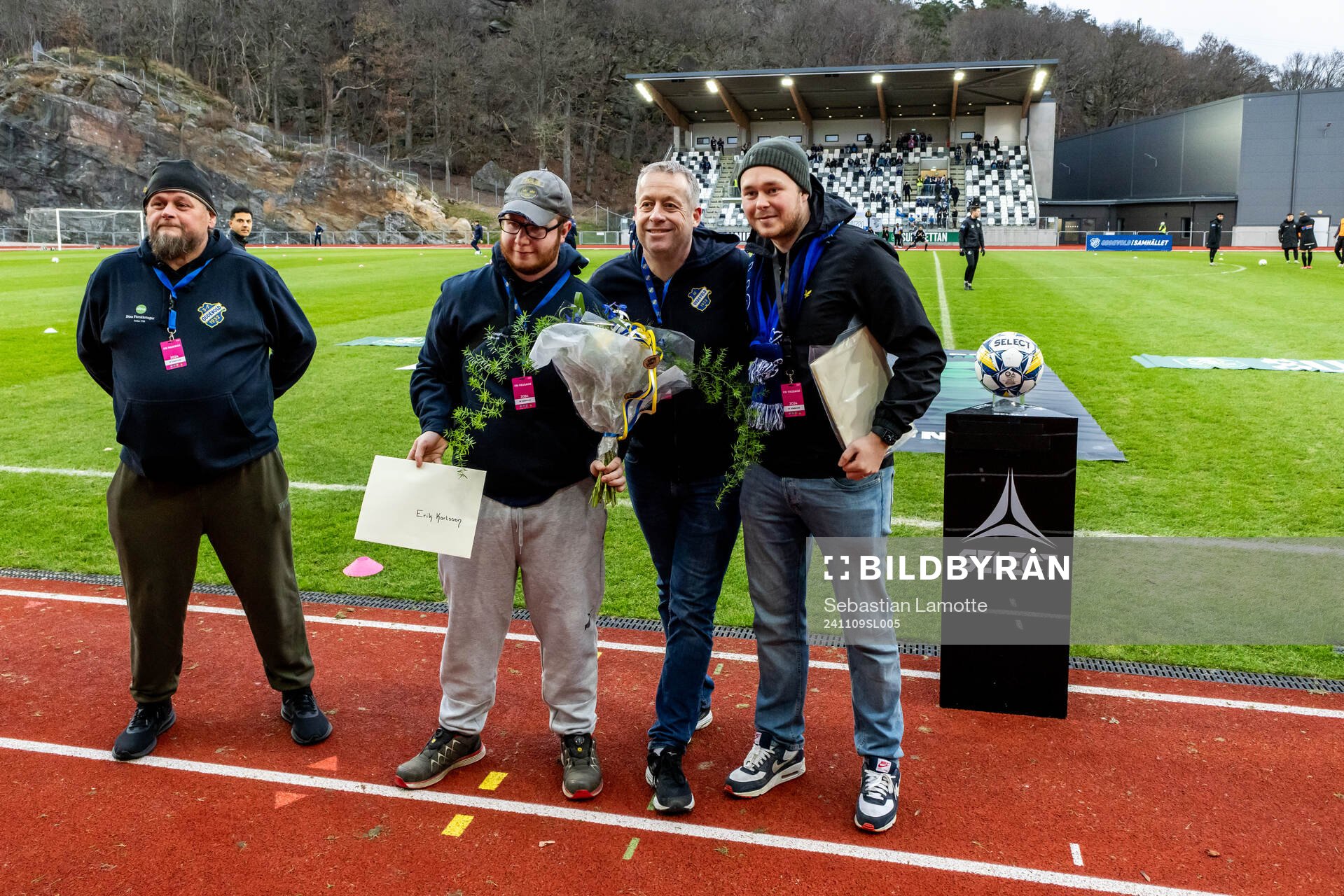 Prisutdelning innan match. Årets grunden-spelare Erik