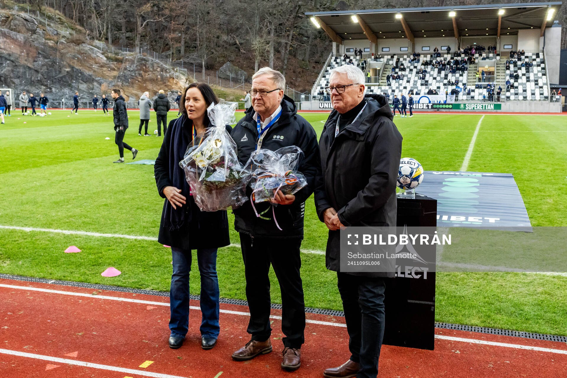 Prisutdelning innan match. Avtackning av matchdelegat