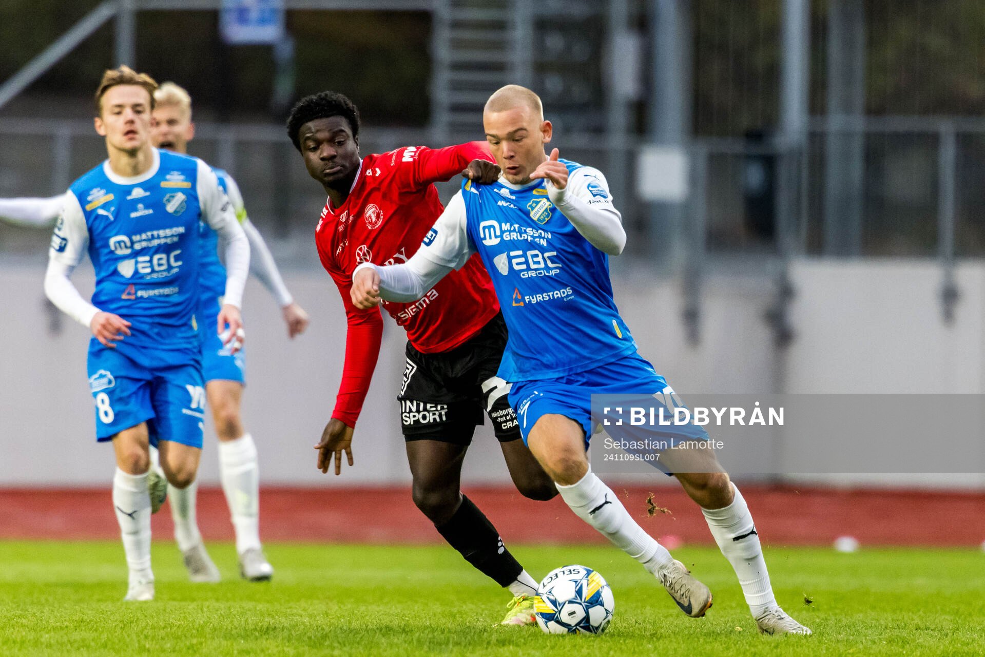 Trelleborgs Samuel Asoma och Oddevolds Olle Kjellman Olblad