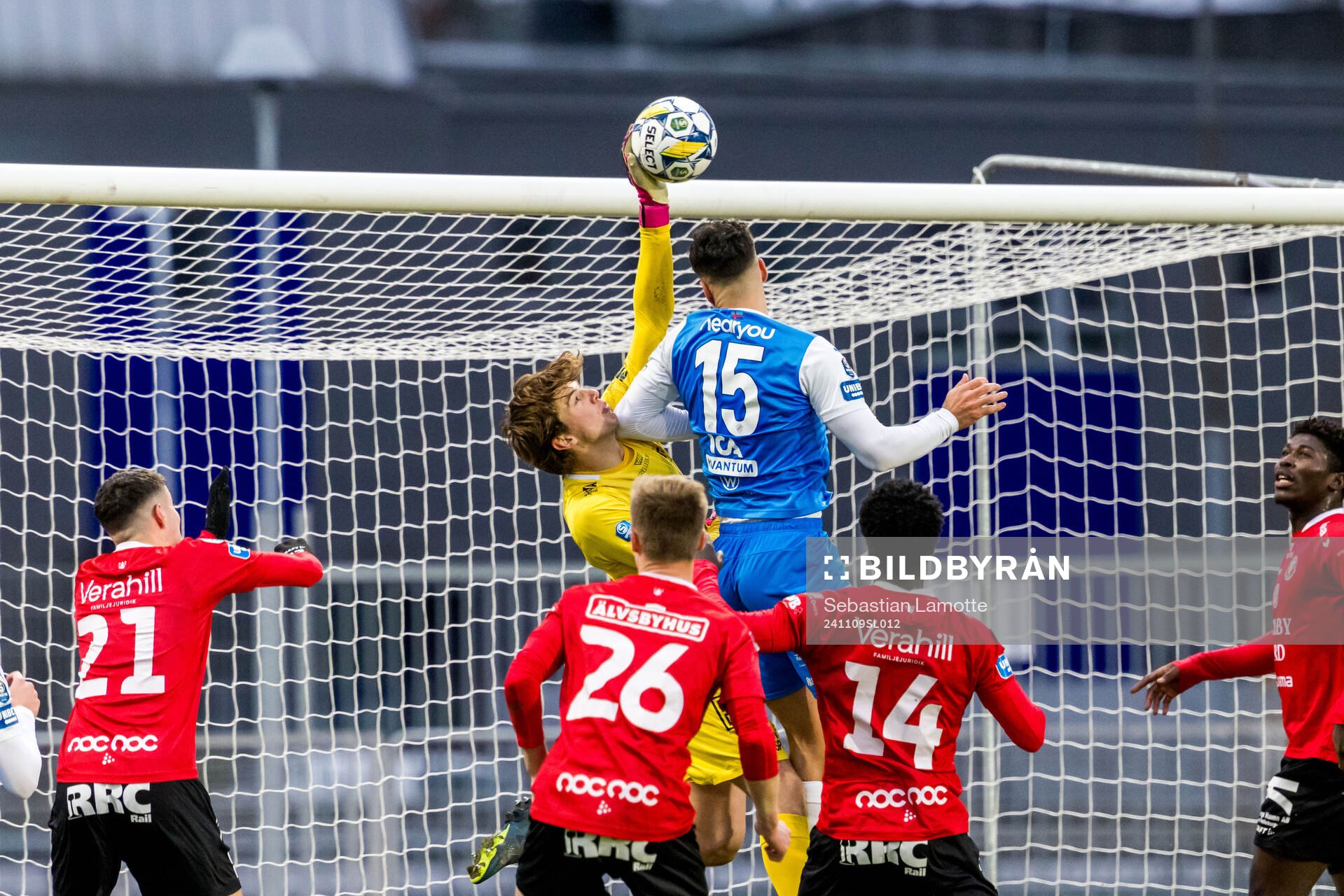 Trelleborgs målvakt Melker Ellborg och Oddevolds Assad Al Hamlawi under fotbollsmatchen i Superettan mellan Oddevold och Trelleborg den 9 november 2024 i Uddevalla.