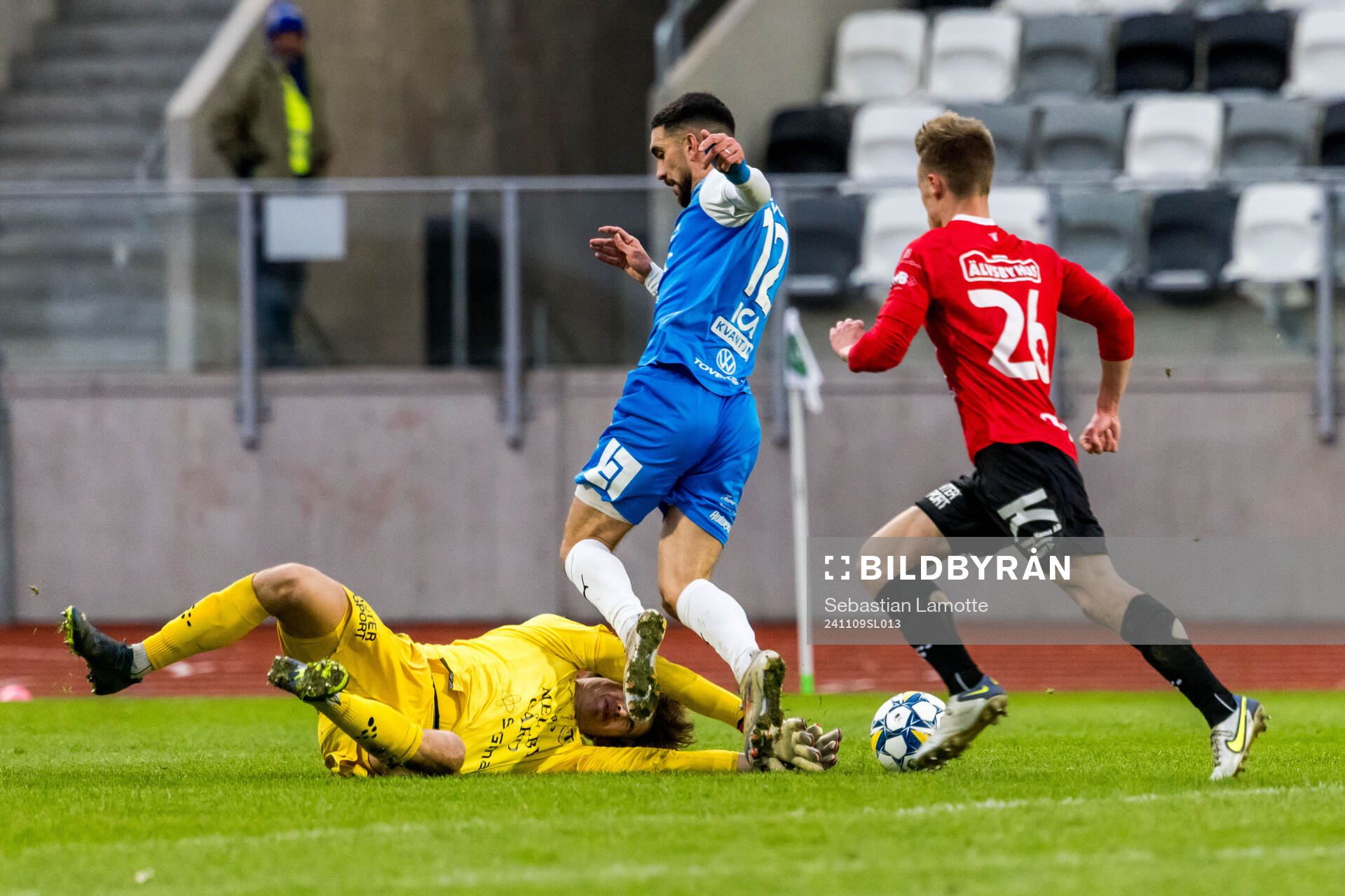 Trelleborgs målvakt Melker Ellborg och Oddevolds Daniel Krezic under fotbollsmatchen i Superettan mellan Oddevold och Trelleborg den 9 november 2024 i Uddevalla.