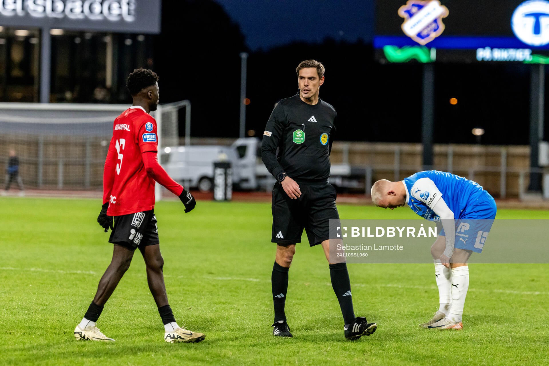 Domare Magnus Lindgren pratar med Trelleborgs Emmanuel